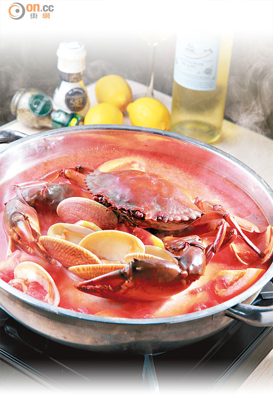 鮮味花甲蟹煲 $198 鮮味濃郁的湯底，以鮮番茄蓉炮製，啖啖清鮮，加上花甲和斤幾重的肉蟹，冬日烚烚吓首選。